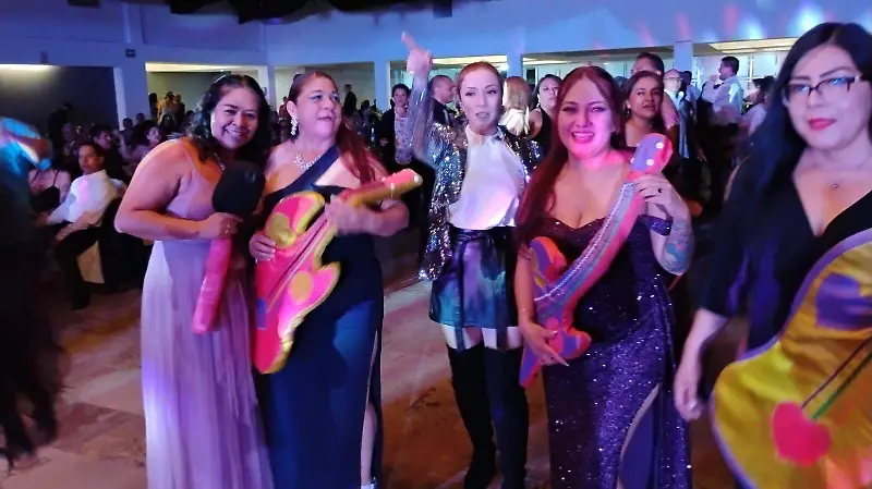 El baile no pudo faltar en esta cena.